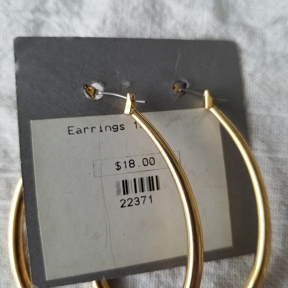 💥 Gold toned Hoop Earrings - Picture 2 of 2